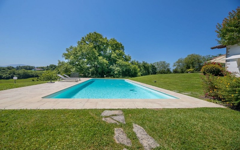 LAPITXURI-PISCINE-ET-VUE