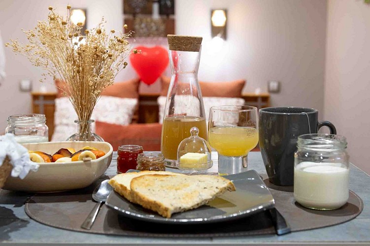 gite-piscine-sauna-spa-pres-de-bordeaux-lescale-sud-gironde-petit-dejeuner