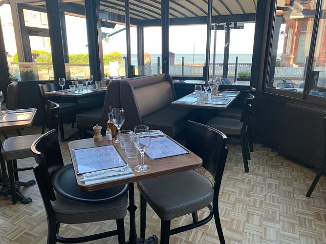 Tables veranda vue mer pizzeria brasserie L'Arbre à Pin