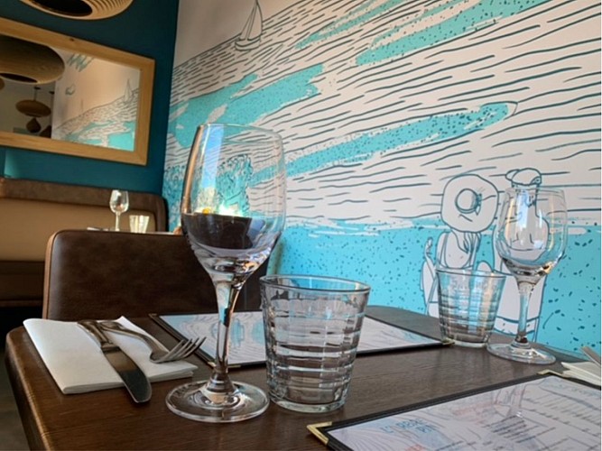 Table coté rue des Bains à Houlgate, brasserie pizzéria l'Arbre à Pin