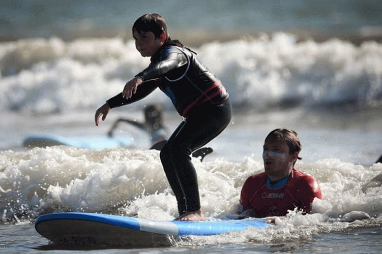 COURS DE SURF EN FAMILLE