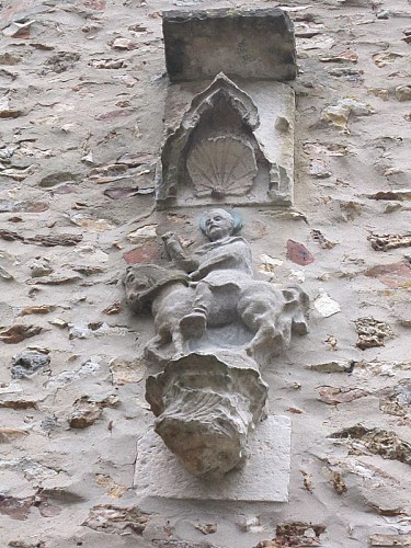 Sculpture au-dessus de la porte de la chapelle Saint-Santin