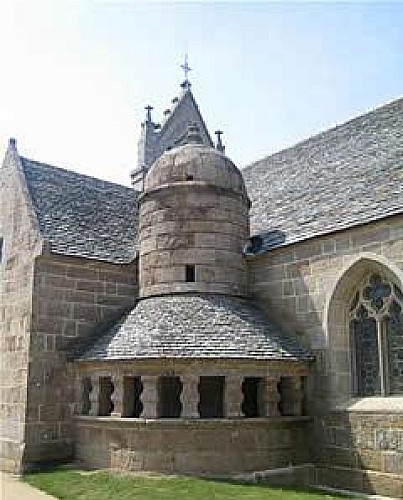 Trégastel Bourg, l'église et son ossuaire