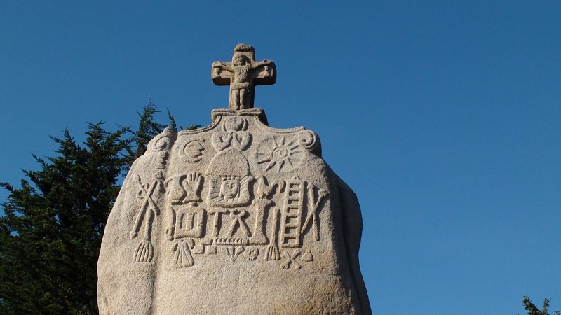 Menhir Christiannisé de Saint Uzec
