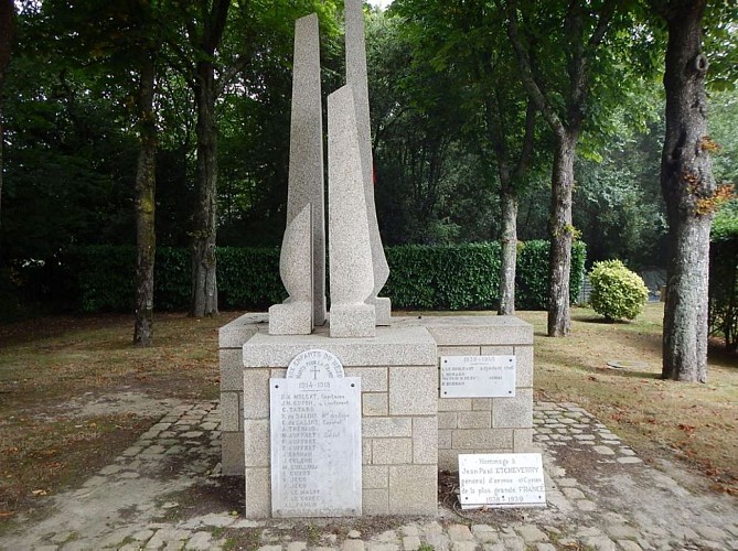 Le Hézo  Monument aux Morts