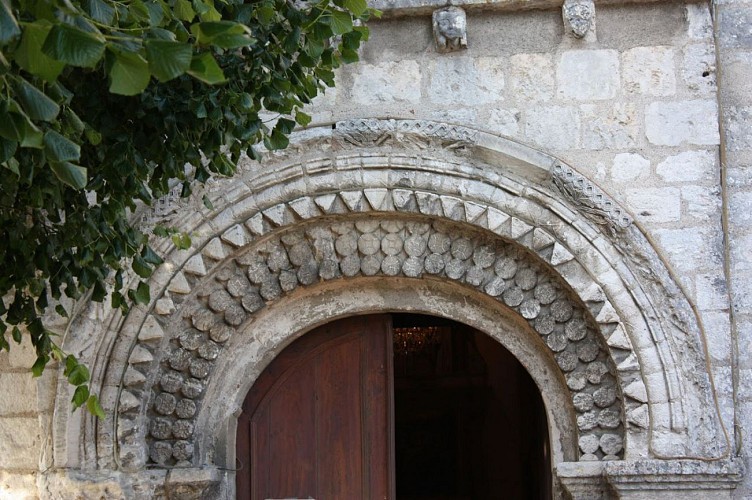 Portail occidental de l'église Saint-Pierre-Pezou