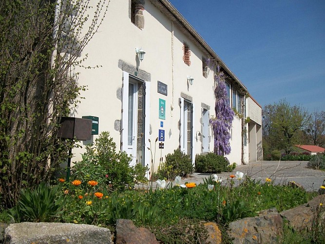 la-foret-sur-sevre-chambres-dhotes-le-jardin-de-prunelle-facade2