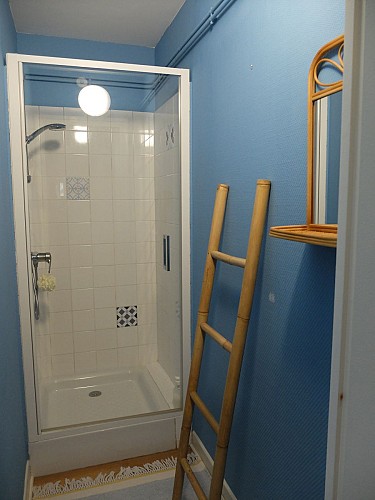 Douche de la Chambre Chardonnay adjacente