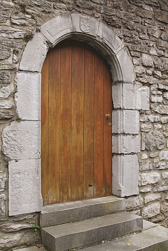 La porte de la prévôté et la pierre tombale