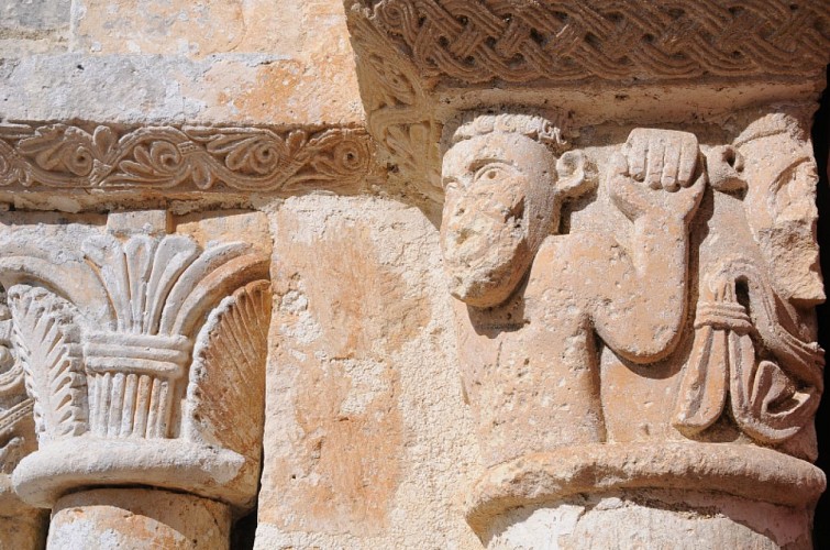 Chapiteaux église La Chapelle St Robert