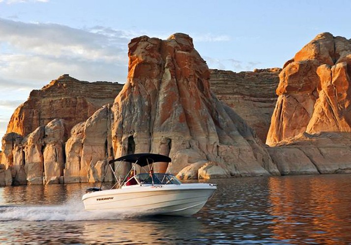 Location de bateau à moteur au Lake Powell à la journée - Page