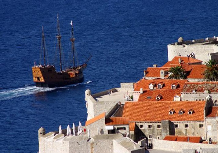 Visite guidée en bateau et à pied sur l’histoire de Dubrovnik & dégustation de produits locaux