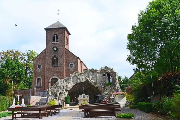 Eglise (site classé) et Château-ferme de Trognée.