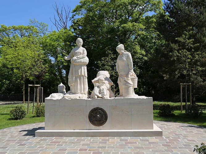 HET MONUMENT TER ERE VAN PLATTELANDSVROUWEN TIJDENS DE TWEE WERELDOORLOGEN