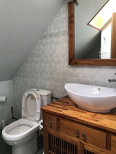 Salle de bain avec WC