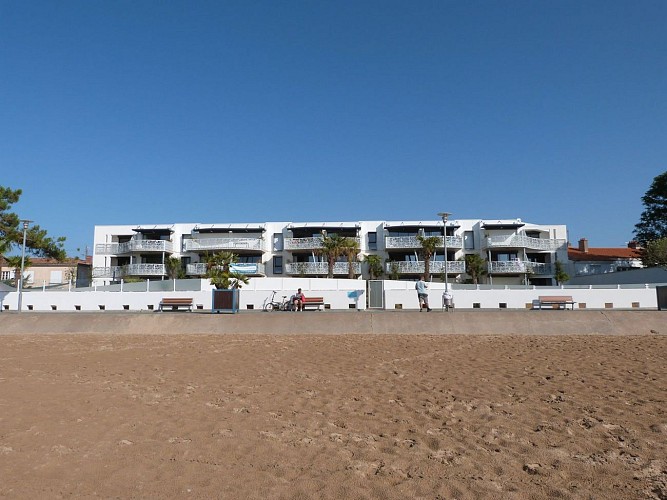 Accès direct plage centrale pour cet appartement 2/4 pers situé cour intérieure de la résidence