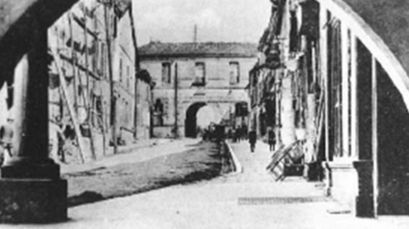 Emplacement de la porte de Bourgogne – Entrée Est de la ville (Niveau 1 et 2 rue Porte de Bourgogne)