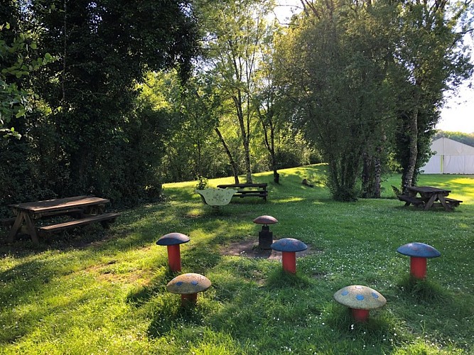 Aire-jeux-tables-pique-nique-moulin-du-duellas