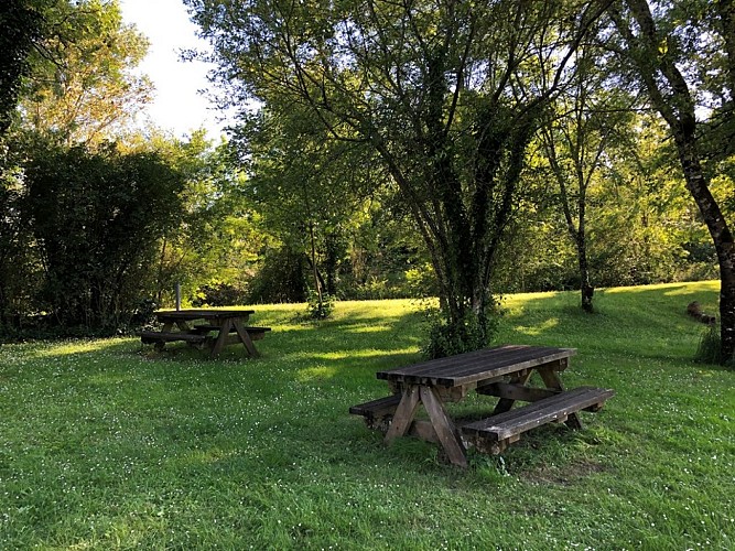 Aire-tables-pique-nique-moulin-du-duellas