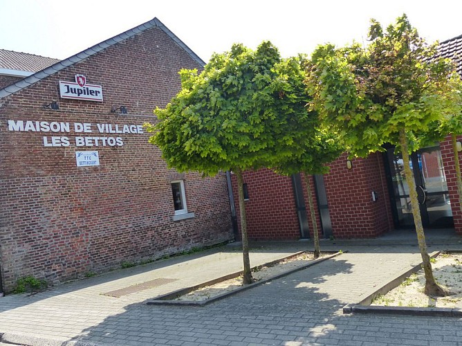 Monument, école et maison de village / Bettincourt