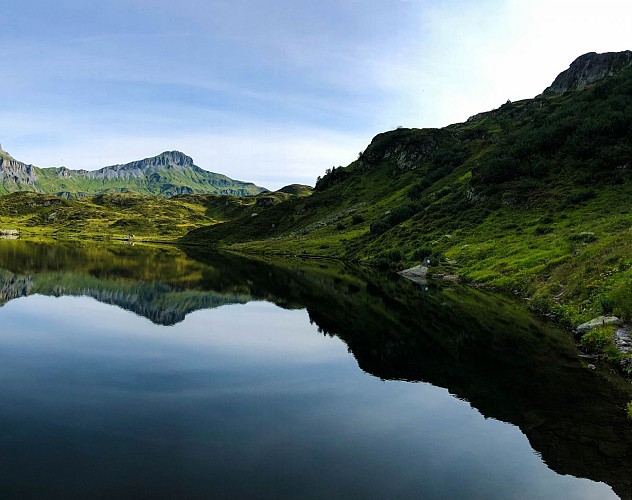 Lago y montaña de Pormenaz