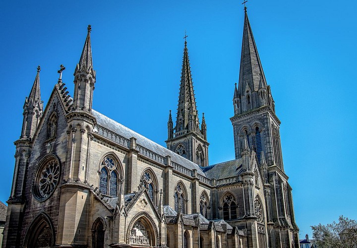 Basilique Notre-Dame de la Délivrande de style néo-gothique
