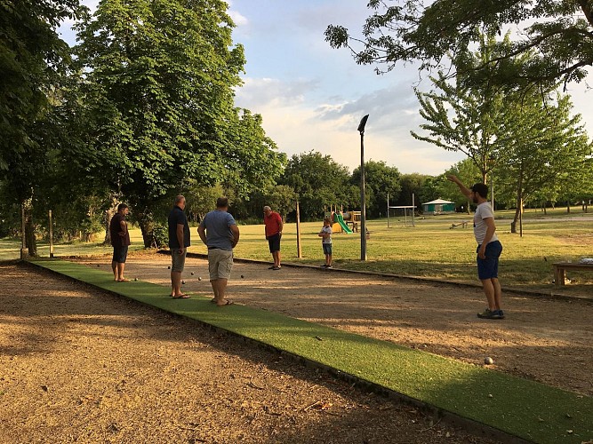 moncoutant-domaine-de-la-sabliere-aire-de-camping-car-terrain-boules