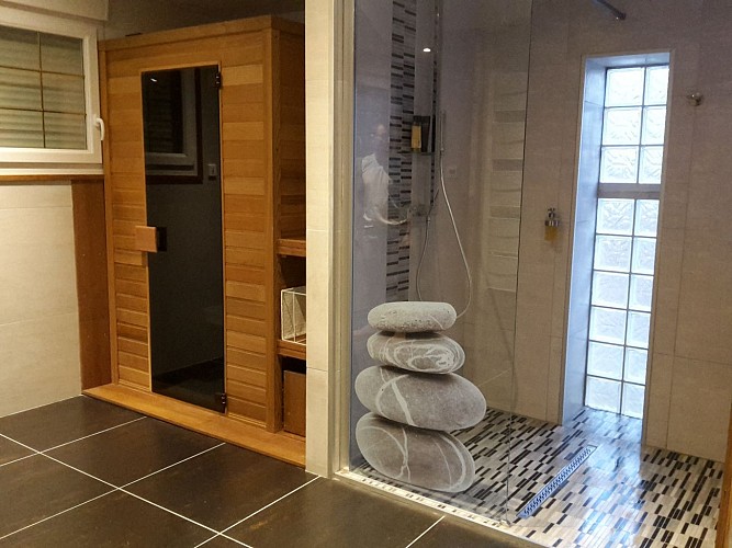Evasion CorsAsia - Gionges  - douche a l'italienne sauna infrarouge