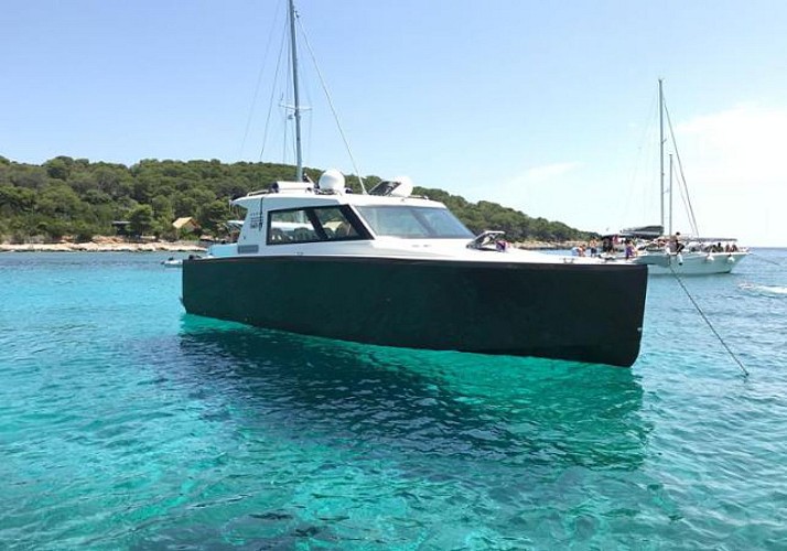 Luxus-Bootsfahrt zu 2 Grotten und 6 Inseln - ab Split
