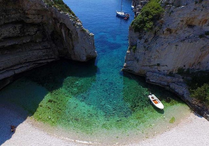 Luxus-Bootsfahrt zu 2 Grotten und 6 Inseln - ab Split