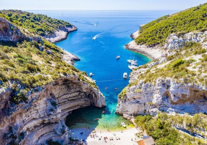 Excursión de las 2 grutas y 6 islas en barco lujoso – Con salida de Split