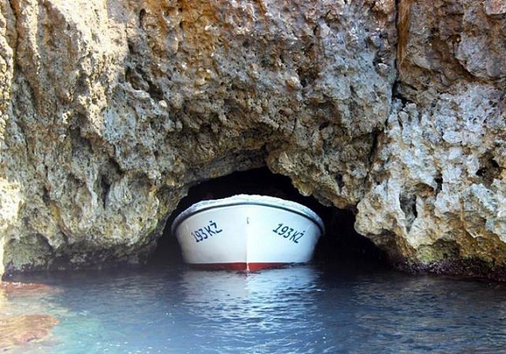 Escursione su un'imbarcazione di lusso verso 2 grotte e 6 isole - partenza da Spalato