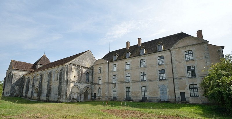 Abbaye de Villesalem - Prieuré Roman de Villesalem