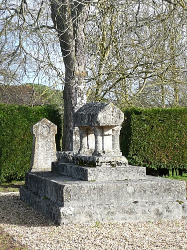 Cénotaphe Jean Chandos - Mazerolles