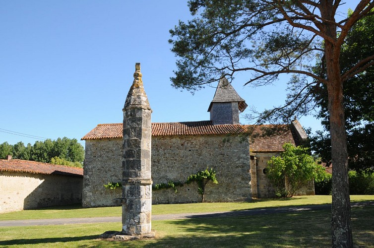 Église Saint-Martin et croix hosannière à Moussac sur Gartempe