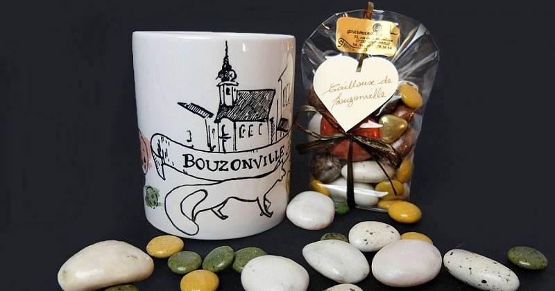 Les Cailloux de Bouzonville, une douceur originale du pays Nied. Un mélange entre de la pâte de fruit, des pastilles en chocolat, des amandes enrobées de chocolat et de la pâte d'amande. Un mélange qui séduira tous les gourmands.