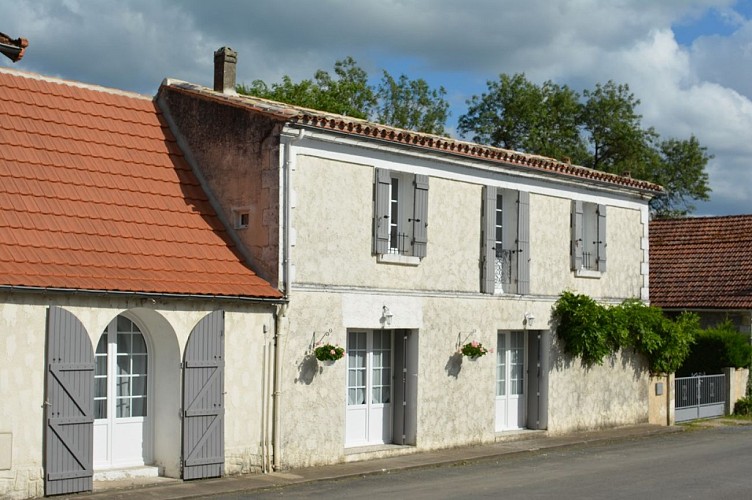 ch-d'hotes-au-coeur-de-menesterol-montpon-façade
