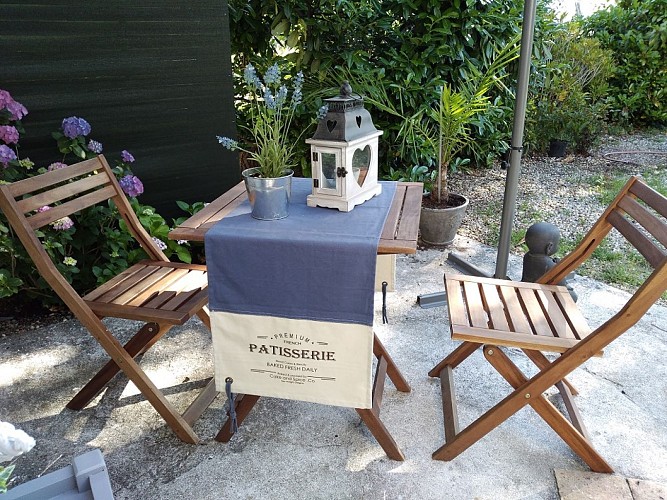 ch-d'hotes-au-coeur-de-menesterol-montpon-salon-jardin