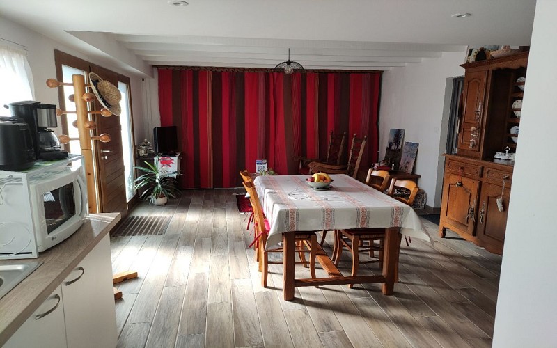 Chambres-d-hotes-Urruty-sejour-cuisine