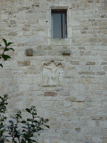 La crucifixion sculptée du XIVè ou XVè s.
