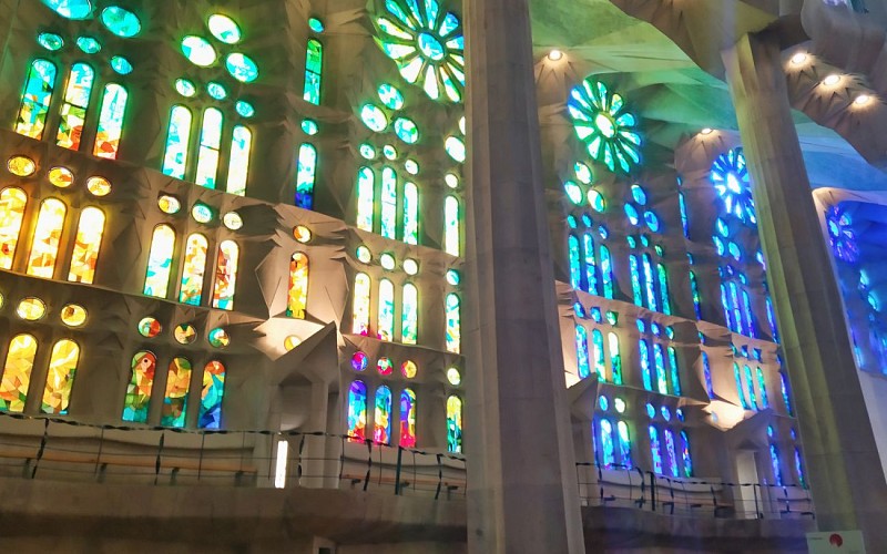Fast Track Bilingual Guided Tour of Sagrada Familia