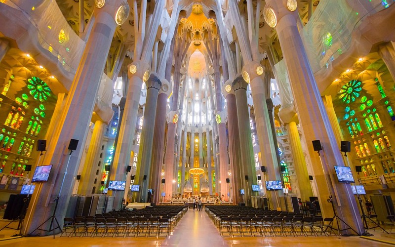 Fast Track Bilingual Guided Tour of Sagrada Familia