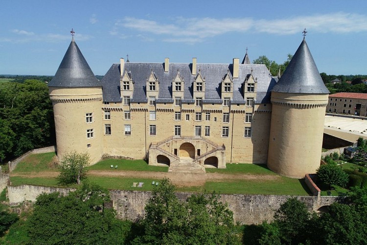 rochechouart_2019_otpol-dronetalos-chateau