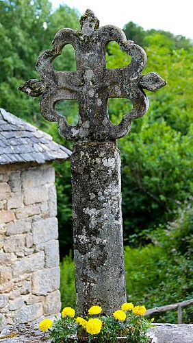 Croix de chemin fleurdelisée Chaumeil