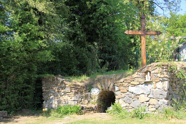 Fontaine de "Pierre Brune "à Saint Germain Les Belles_1