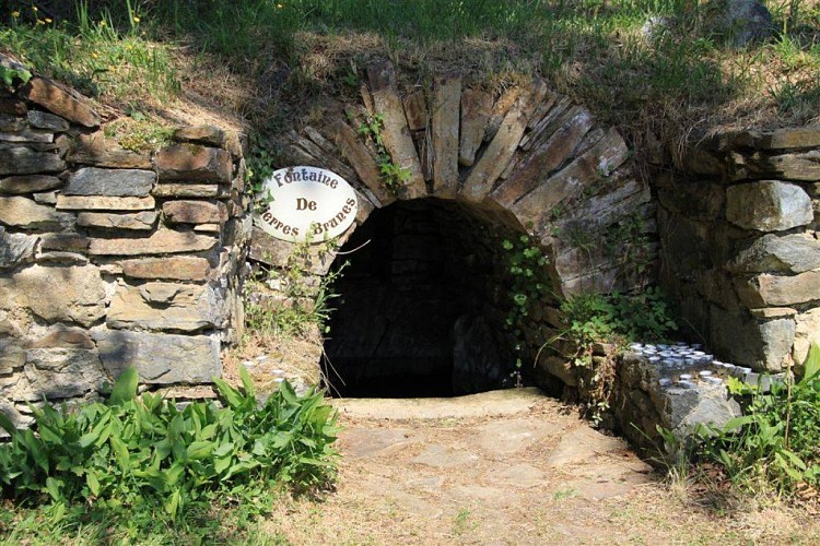 Fontaine de "Pierre Brune "à Saint Germain Les Belles_2