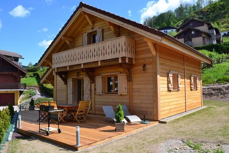 Chalet d'Ella sleeps 8 - 3 bedrooms, terrace and easy access to trails