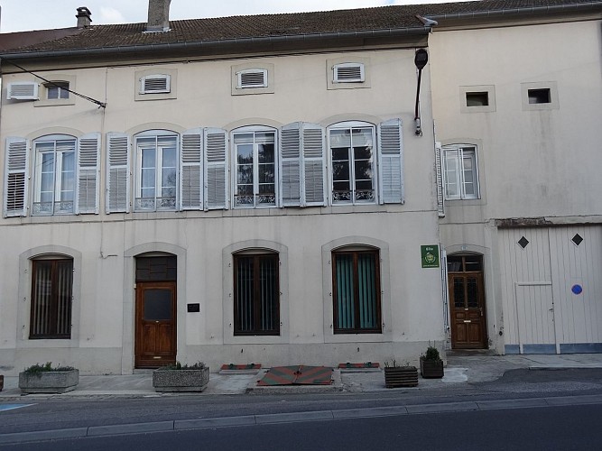 Façade gîte porte entrée à droite prés porte grange