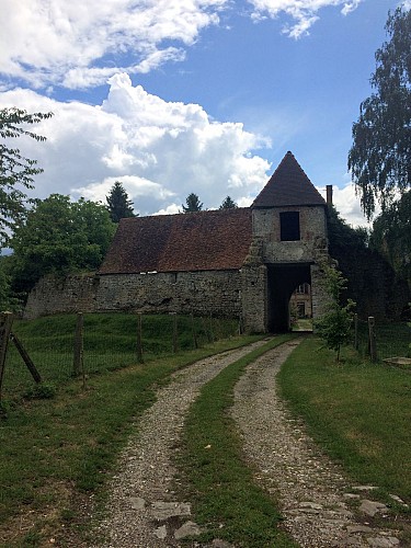 L'Eglise et vestiges du château Médiéval