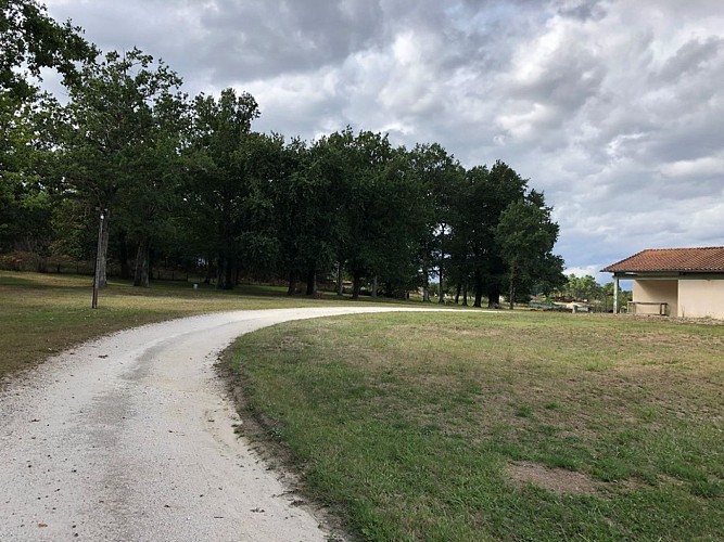 aire-camping-car-echourgnac1